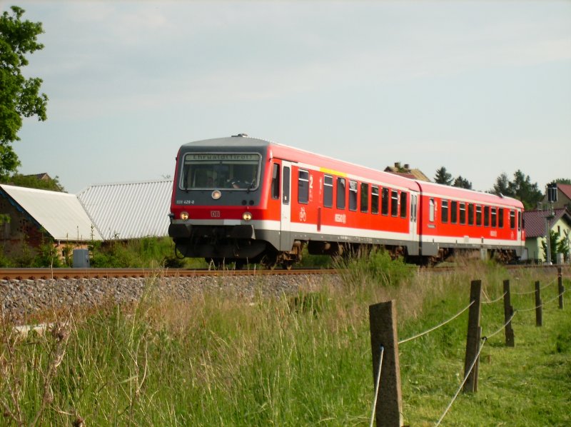 Am 24. Mai 2008, kam berraschenderweise 928 429- 0, durch die Ortsschaft Grostbnitz gefahren ( gelegen an der KBS 540 ). Eigentlich fahren auf dieser Strecke nur Triebwagen der Baureihe 612 und 642.