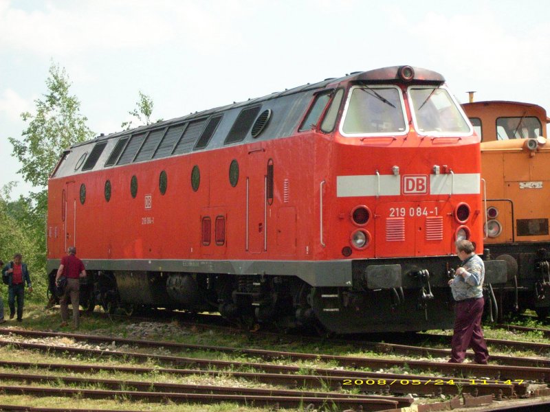 Am 24.05.08 konnte im Bw Weimar die Diesellok 219 084 fotografiert werden.