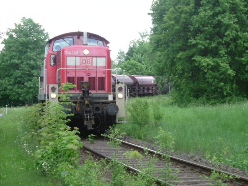 Am 24.05.2006 brachte 294 148 einige beladene Gterwagen nach Amberg. Hier kurz nach Hirschau.(Strecke Amberg-Schnaittenbach)