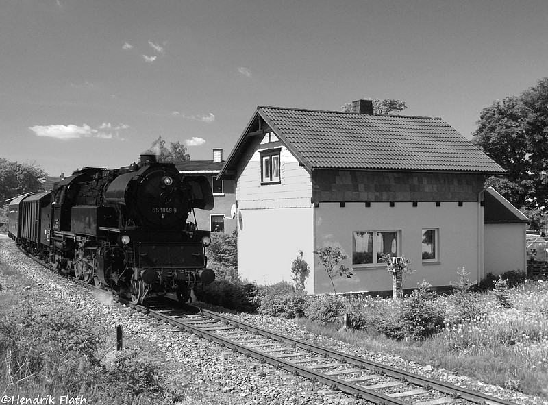 Am 24.05.2009 fhrt 65 1049 mit DPE 31973 aus dem Bahnhof Scheibenberg aus.
