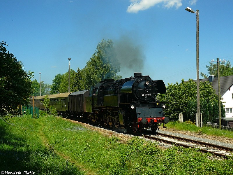 Am 24.05.2009 fhrt 65 1049 mit DPE 31996 aus dem Bahnhof Schlettau aus.