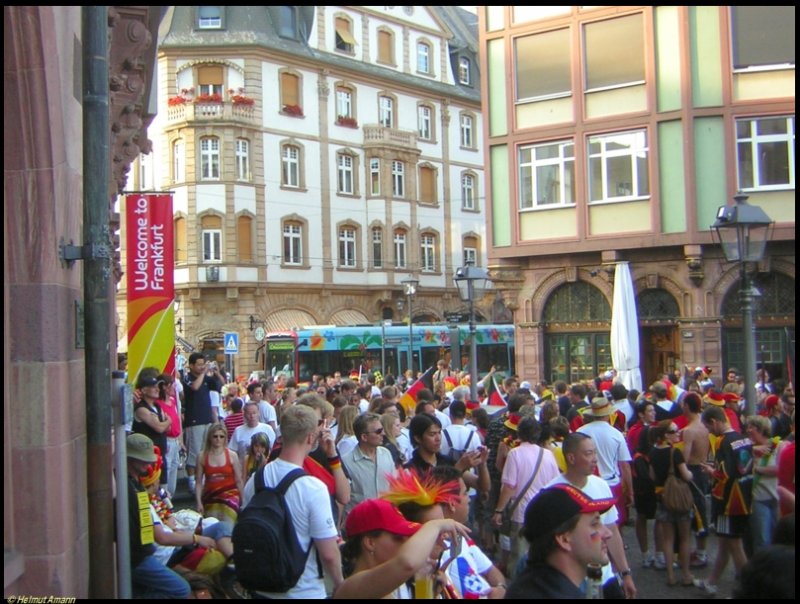 Am 24.06.2006 war der S-Triebwagen 204 auf dem 3. Zug der Linie 12 nach Schwanheim an der Haltestelle R�mer/Paulskirche durch das Meer an schwarz-rot-goldenen Fahnen und Menschen kaum noch zu sehen.