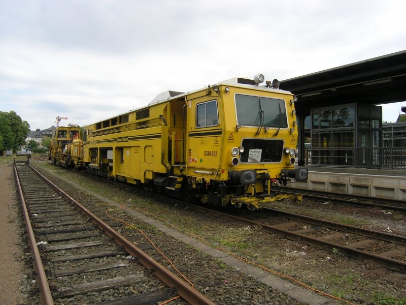 Am 24.06.2009 steht im Gleis 6 des Bf Goslar 97 40 69 001 17-6, eine Nivellier-, Stopf- und Richtmaschine vom Typ 08-32 U.