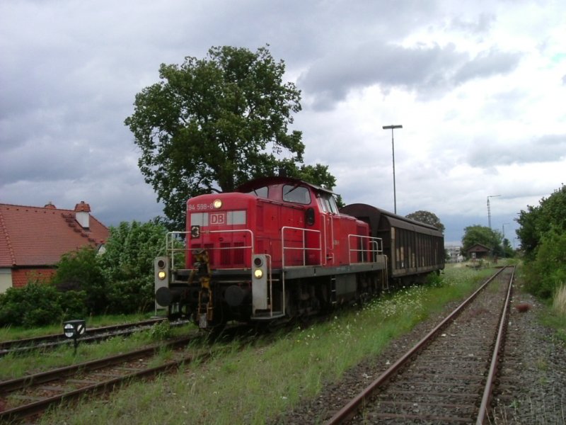 Am 24.07.2007 steht 294 598 im Endbahnhof Schnaittenbach mit einem Wagen der von der Firma Gebrder Dorfner nach Gteborg versandt wurde. In den letzten 3 Monaten ist das Gteraufkommen auf der Strecke Amberg-Schnaittenbach derart stark eingebrochen, dass sie keine Zukunft mehr hat. Frhers war diese Strecke eine der rentabelsten Nebenbahnen Deutschlands und sogar in Bayern die mit dem hchsten Gteraufkommen.
