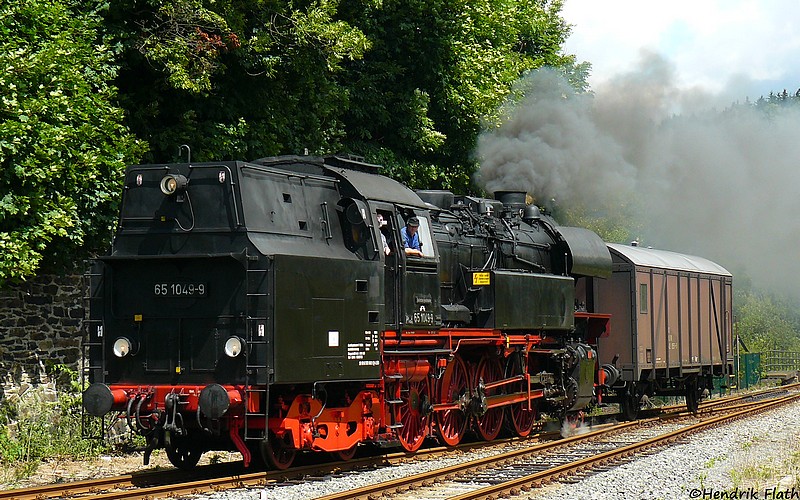 Am 24.07.2009 dampfte 65 1049 von Chemnitz nach Cranzahl um dort f�r das im August anstehende Heizhausfest einen Schmalspurtransportwagen abzuholen, auf dem dann 99 731 der SOEG pr�sentiert wurde. Der Wasserwagen diente dabei als Bremswagen. Aufgenommen wurde der als Dbz 94638 verkehrende 1-Wagen-Zug in Annaberg-Buchholz S�d.