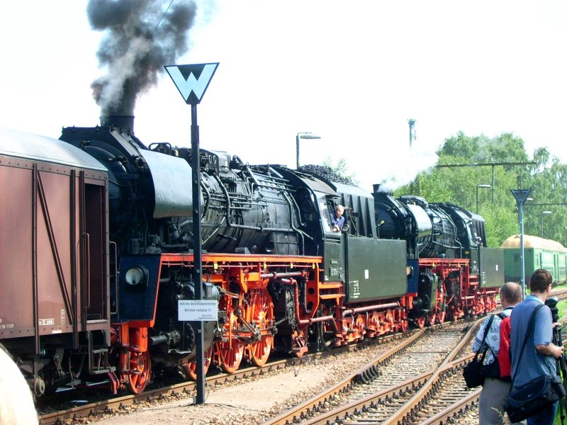 Am 24.08.07 bespannten zwei Loks der Baureihe 35 einen Sonderzug. Hier kurz vor der Abfahrt.