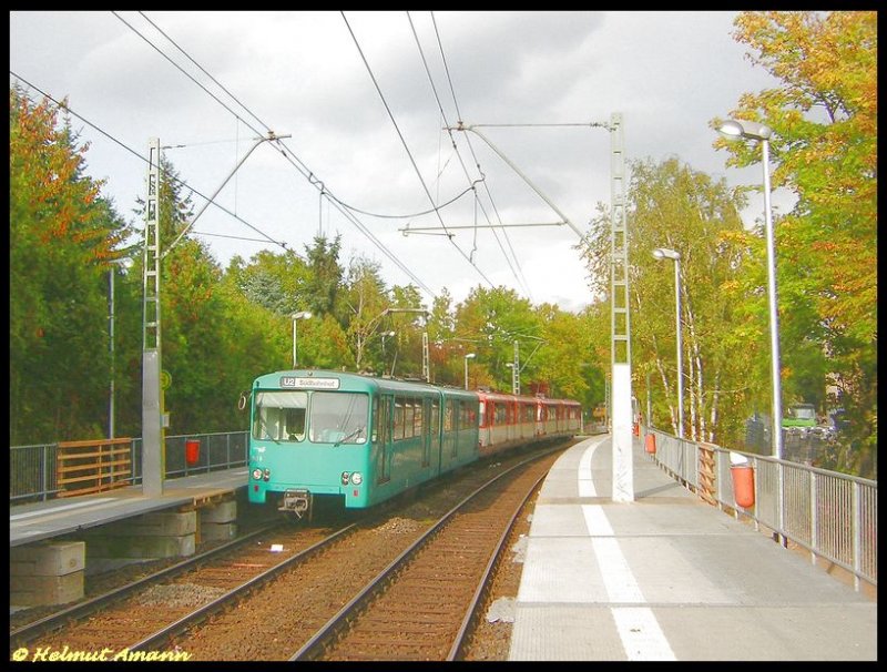 Am 24.09.2007 fuhr dieser 3-Wagen-Zug der Linie U2 zum Sdbahnhof mit den U2h-Triebwagen 363, 326 und 361 am Behelfsbahnsteig der Station Kalbach ein, der im Gleisbogen hinter der eigentlichen Station errichtet wurde, die sich zum Aufnahmezeitpunkt im Umbau befand. Die beiden hinteren Triebwagen haben noch die alte Farbgebung, ob diese angesichts der im Jahre 2008 anstehenden Auslieferung von neuen U-Bahn-Triebwagen noch in die neue Unternehmensfarbgebung umlackiert werden, erscheint fraglich.