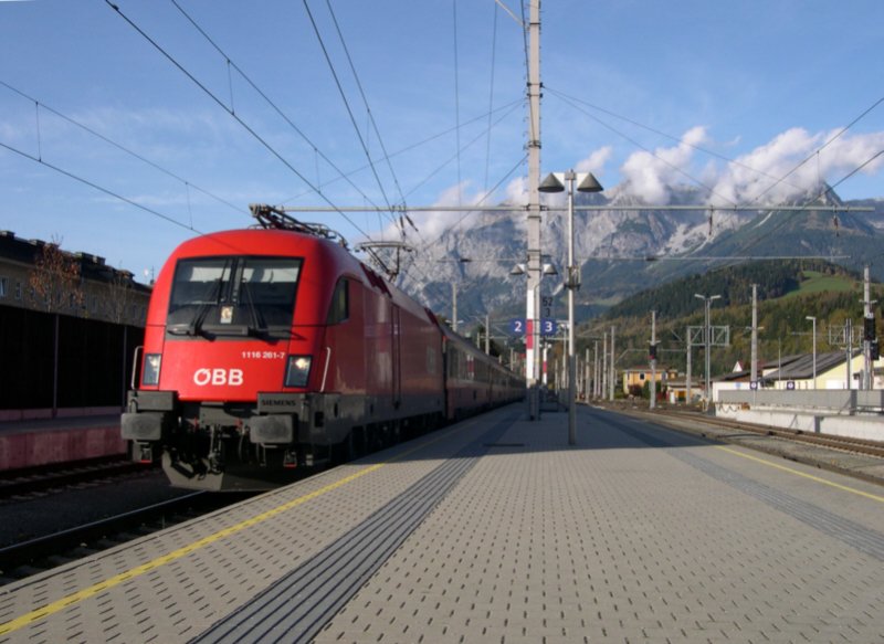 Am 24.10.2005 fhrt mit gut 15-mintiger Versptung EC 115  Wrthersee , mit 1116 261-7 bespannt, in Bischofshofen ein. Er bentigt noch gute 2,5h bis zu seinem Zielbahnhof, Klagenfurt. Den grten Teil der Fahrt hat der Zug bereits hinter sich, wobei der Taurus den Zug erst in Mnchen bernommen hat. Bischofshofen selbst hat sich brigens in Sachen Wintersport einen Namen gemacht.