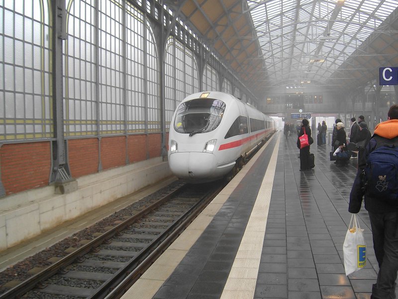 Am 24.12.07 steht 605 374-4 als ICE 38 nach Berlin- Ostbahnhof im Lbecker Hbf und wartet auf die Abfahrt. 