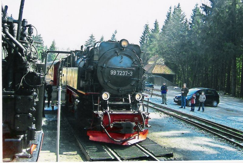 Am 2.4.2007 kreuzen sich 2 Brockenzge im Bahnhof Schierke.