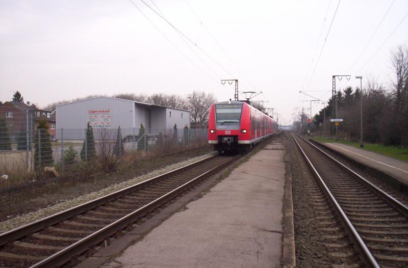 Am 24.3.2005 fuhr 426 017-5 und noch ein weiterer in Wickrath als RB 33  Rhein-Niers-bahn  ein.