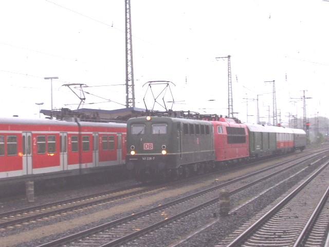 Am 24.4.2005 durchfhrt die 141 228 mit dem MoBa Train des Eisenbahnmuseums Darmstadt-Kranichstein und 103 101 im Schlepp Hanau Hbf.