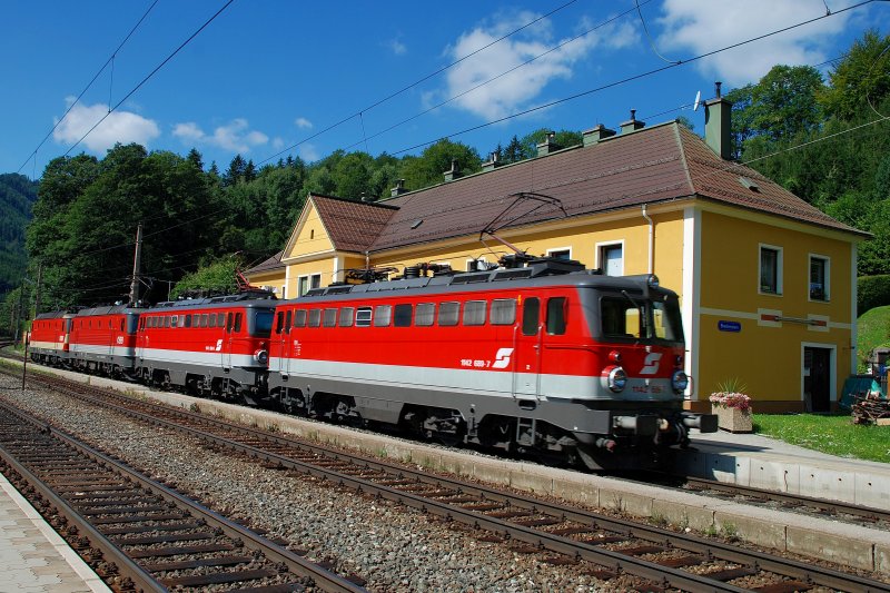 Am 24.August 2009 fuhr um ca. 11.15 ein Lokzug bestehend aus der 1142 689, einer weiteren 1142er, der 1144 205 und der 1044 117 im Schachbrett-Design durch den Bahnhof Breitenstein am Semmering.
