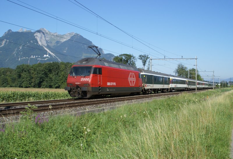 Am 25. August 2007 um 10:09 Uhr passierte die Re 460 044 mit dem IR 1714 nach Genf Flughafen diese Stelle bei Yvorne.