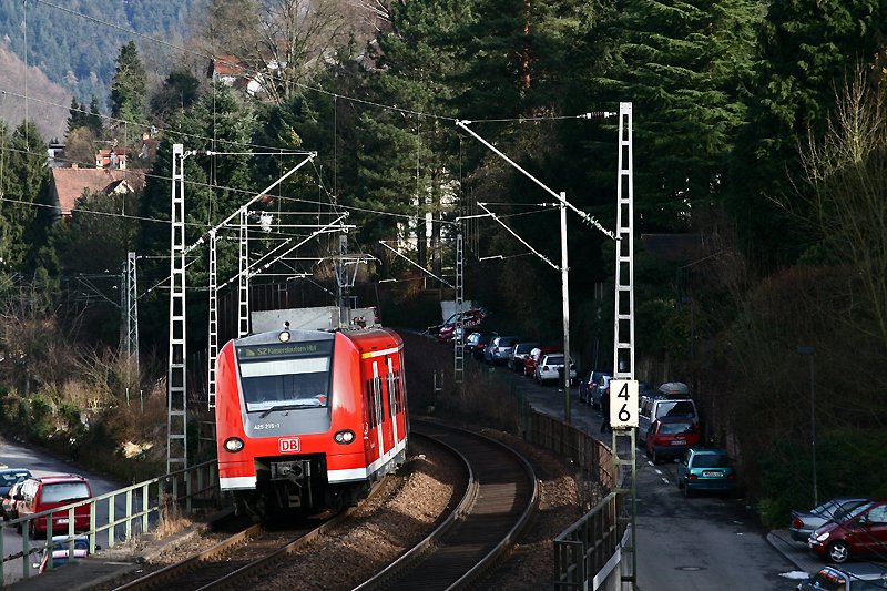 Am 25. Februar 2009 ist der Ludwigshafener 425 215 unterwegs als S2 von Mosbach nach Kaiserslautern. Die Aufnahme entstand im Heidelberger Ortsteil Schlierbach, der nchste Halt des Zuges ist Heidelberg-Altstadt.