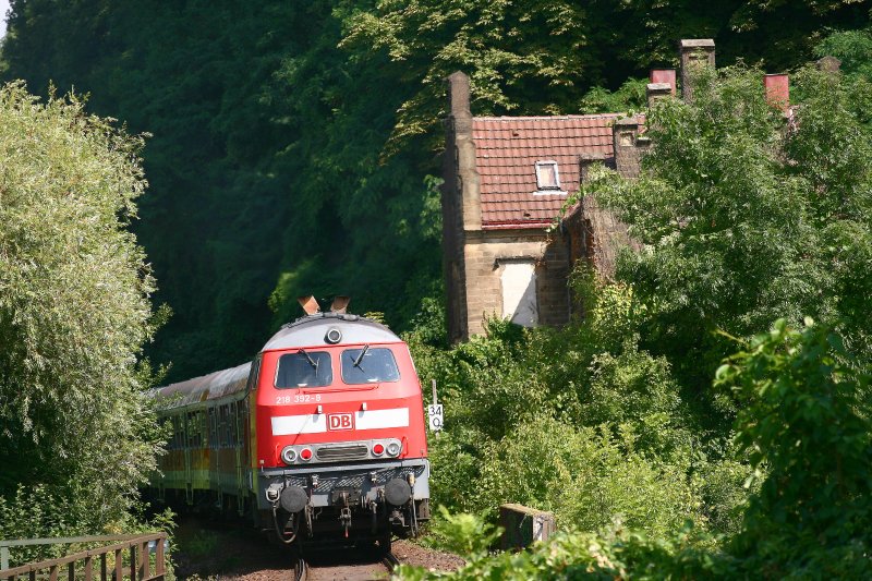 Am 25. Juli 2008 schiebt 218 392 den RE 4839 von Mannheim HBF nach Heilbronn HBF aus dem Bahnhof von Bad Wimpfen. Der nchste Halt des Zuges ist der Bahnhof von Bad Friedrichshall-Jagstfeld. 