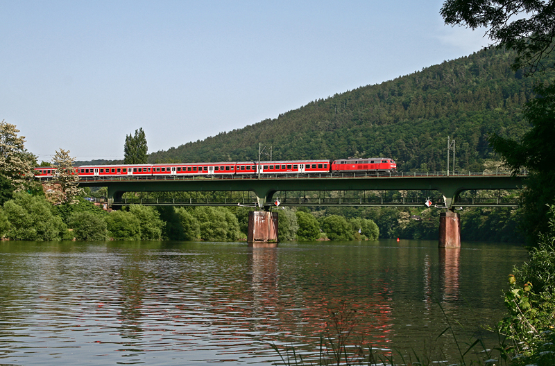 Am 25. Mai 2009 befhrt die Karlsruher 218 484 mit dem pnktlichen und wegen Bauarbeiten auf der Elsenztalbahn durch das Neckartal umgeleiteten RE 4840 von Heilbronn nach Mannheim am Haken die doppelstckige Neckarbrcke zu Neckargemnd.