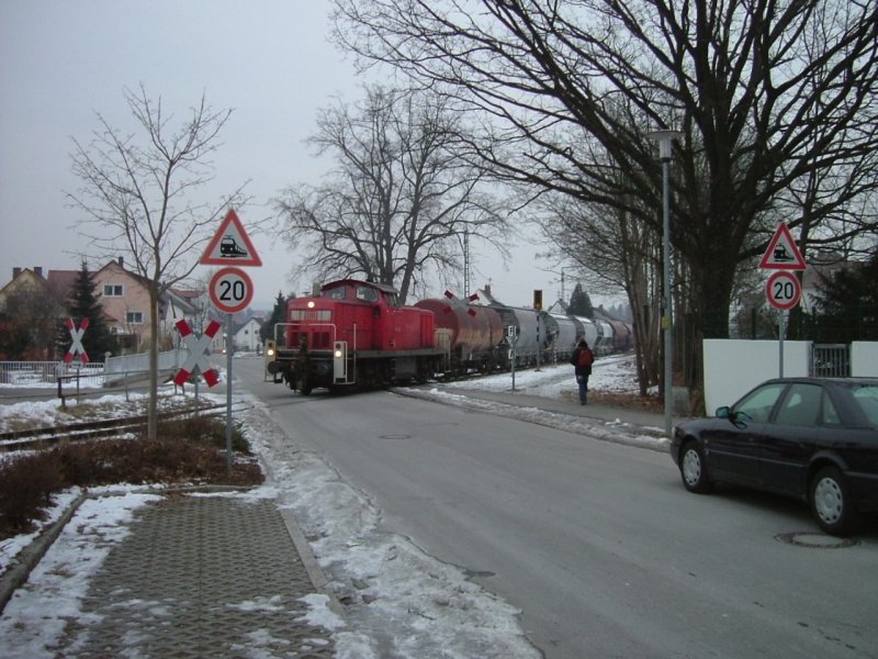 Am 25.01.2006 fhrt 294 402 mit einem Gterzug aus dem bahnhof Hirschau aus und berquert gerade die Klaus-Conrad-Strae auf dem Weg nach Amberg. (Strecke Amberg-Schnaittenbach)