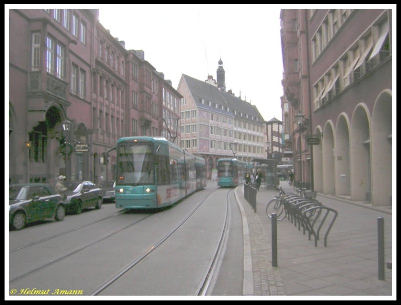 Am 25.01.2007 war der 12. Zug der Linie 11 mit dem S-Triebwagen 202 links im Bild in der Braubachstra�e unterwegs nach Fechenheim, rechts im Bild hielt der 6. Zug der Linie 11 nach H�chst gerade an der Haltestelle R�mer/Paulskirche.