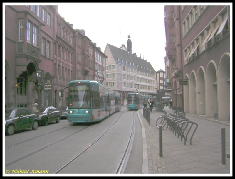 Am 25.01.2007 war der 12. Zug der Linie 11 mit dem S-Triebwagen 202 links im Bild in der Braubachstrae unterwegs nach Fechenheim, rechts im Bild hielt der 6. Zug der Linie 11 nach Hchst gerade an der Haltestelle Rmer/Paulskirche.