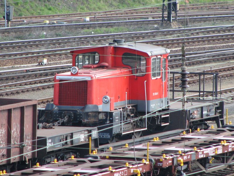 Am 25.03.07stant 335 004-8 auf Transportwagen im Gterbahnhof Dresden-Friedrichstadt.