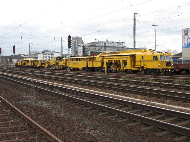 Am 25.03.08 waren diese beiden Stopfmaschinen auf dem Bahnhof Mannheim zu sehen. Es handelt sich um eine 09-32/4S Dynamic und eine Unimat 09-32/4S. Dazwischen steht ein SSP 110 SW.