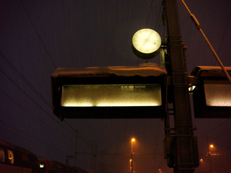 Am 25.03.2008 konnte man in Folge starken Schneefalls kaum mehr die Zugzielanzeige lesen...