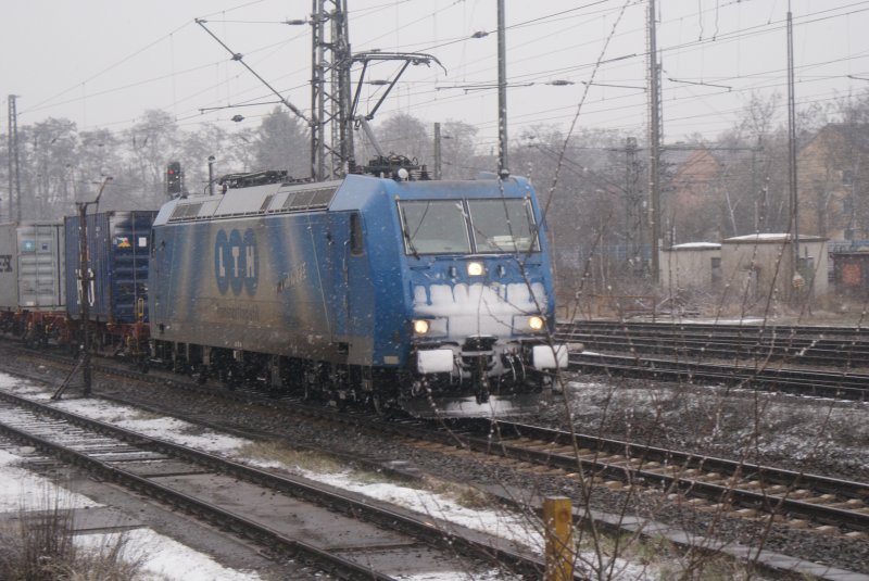 Am 25.03.2009 fuhr die BR 185 522-0 der LTH Transportlogistik GmbH mit Containerwagen in den Seelzer Rangierbahnhof ein