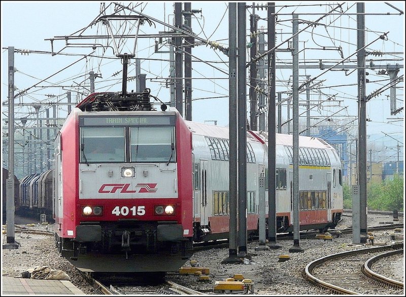Am 25.04.09 war Tag der offenen Tr bei der CFL Cargo. Hier fhrt der Sonderzug in den Bahnhof von Bettembourg ein, um die zahlreichen Besucher zum Verschiebebahnhof zu bringen. (Jeanny)