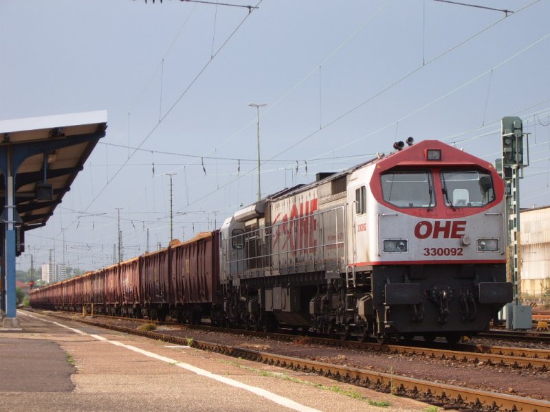 Am 25.05.07 war mal wieder der Holzzug mit dem Red-Tiger der OHE auf einem Gtergleis des Aalener Bahnhofs.