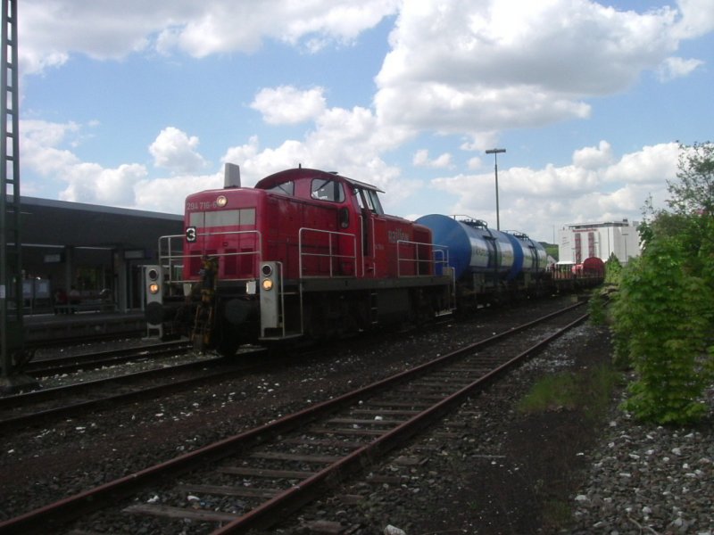 Am 25.05.2005 stand 294 716 vor einigen Gterwagen, die sie gerade mit der bergabe von Hirschau nach Amberg gebracht hat.