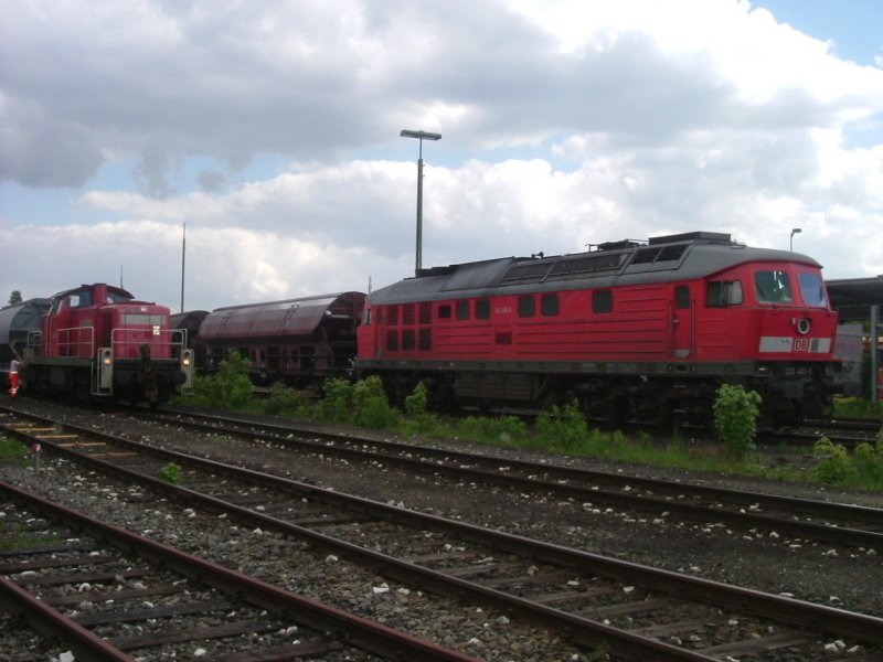 Am 25.05.2005 stehen 294 716 mit der bergabe nach Hirschau und 232 403 mit einem Gterzug nach Nrnberg in amberg nebeneinander.
