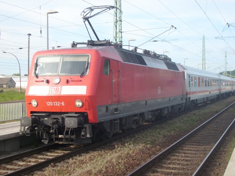 Am 25.05.2008 hat die 120 132 den IC 1952 Binz-Berlin Sdkreuz bespannt.Hier beim Halt in Bergen/Rgen.