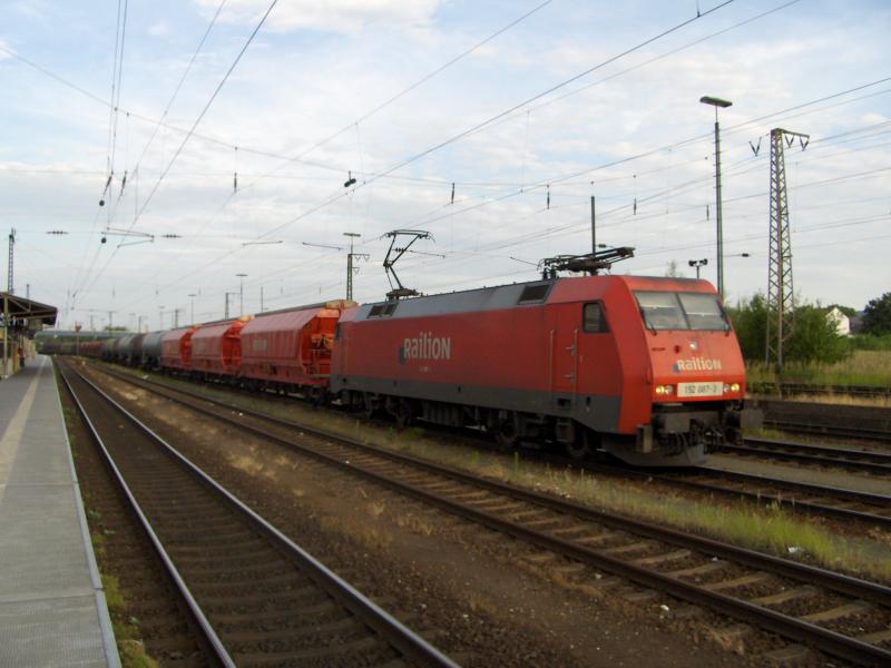 Am 25.06.2005 fhrt 152 087-3 von Railion durch Aschaffenburg Hbf.