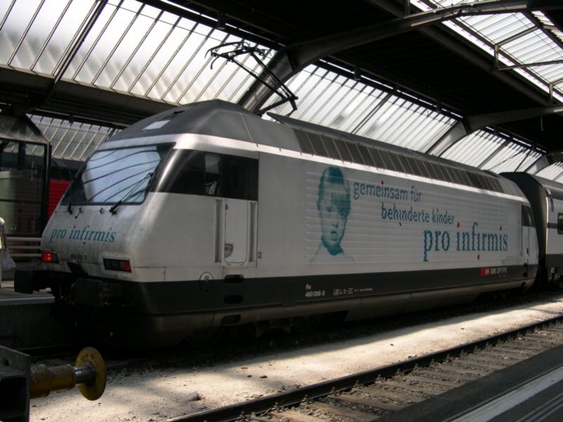 Am 25.06.2005 steht Re 460 056-5 mit einem Doppelstock-InterCity in Zrich HB. Diese Aufnahme ist schon wieder historisch, da die Lok diese Werbung verloren hat.