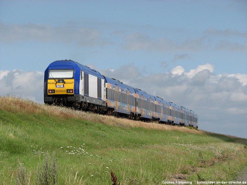Am 25.07.07 schiebt DE 2000-03 ihre NOB mit Fahrziel Hamburg-Altona hinaus auf den Hindenburgdamm. 