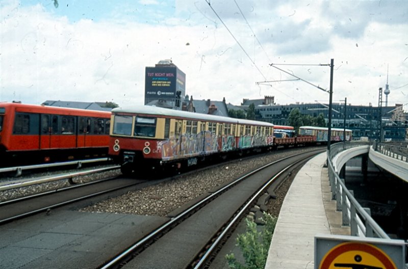 Am 25.07.2007 konnte ich am Berliner Hauptbahnhof den Materialzug der Berliner S-Bahn bei der Durchfahrt ablichten. Zuletzt ein BR 477, ist er jetzt als 478 eingereiht. Die Gterwagen in der Mitte verfgen ber Scharfenbergkupplung. Der Zug verkehrt 2x wchentlich als Materialversorgung fr das Bw Wannsee, da dort bis heute keine Zufahrt fr Kfz existiert. So wird uns dieser Exot noch lange erhalten bleiben. Schade nur, dass irgendwelche  Knstler  meinen, sich verewigen zu mssen. 