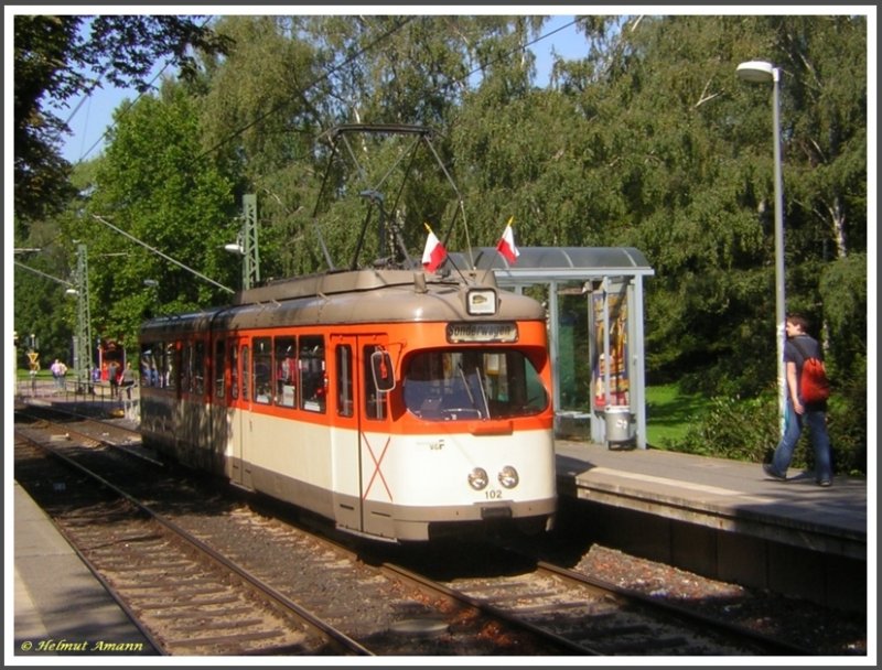 Am 25.08.2007 fand eine Sonderfahrt des Vereins Historische Stra�enbahn der Stadt Frankfurt am Main e. V. mit dem M-Triebwagen 102 (ex602 Baujahr 1959 D�WAG) statt, die zum Betriebsbahnhof Ost f�hrte, wo eine Besichtigung und F�hrung stattfand. Das Umsetzgleis zur Einfahrt in den Betriebsbahnhof ist nur f�r Zweirichtungsfahrzeuge ausgelegt, der Einrichtungstriebwagen Typ M konnte also nur mit dem Rangierfahrschalter am Heck r�ckw�rts in den Betriebsbahnhof fahren. Der Abzweig in den Betriebsbahnhof liegt in dieser Fahrtrichtung hinter der Station Sch�fflestra�e, so dass diese durchfahren werden musste.