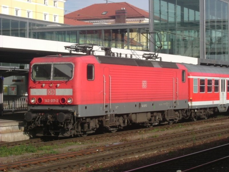Am 25.10.2005 steht 143 017 mit einem RegionalExpress im Regensburger Bahnhof.
