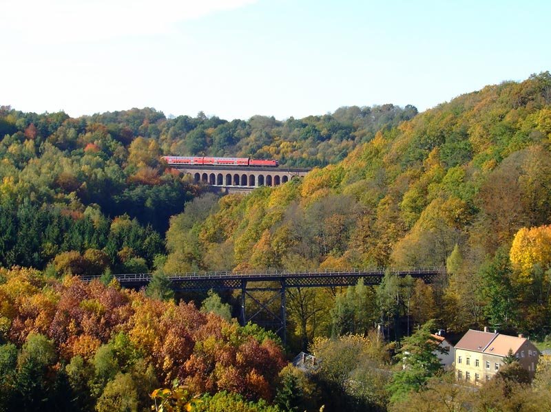 Am 25.10.2006 berquert die RB Chemnitz-Riesa den Heiligenborner Viadukt bei Waldheim.
Davor der sthlerne Lindenhofviadukt der stillgelegten Zweigbahn Waldheim-Kriebethal.