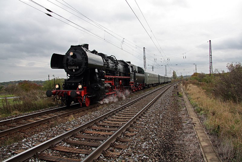 Am 25.10.2009 fuhren die Leipziger Eisenbahnfreunde wieder ihre  Burgenlandrunde . Hier ist die 52 8154-8 mit dem Leipziger Museumszug kurz vor Schkortleben unterwegs.