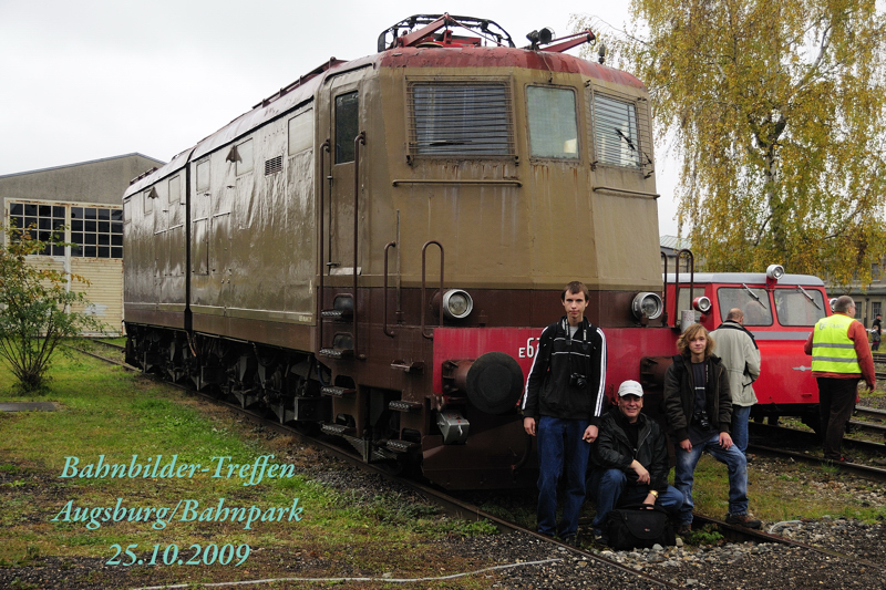 Am 25.10.2009 traf sich eine kleine, berschaubare Fotografenschar in Augsburg zu einem Spontan-Bahnbilder-Treffen mit Besuch des Bahnparks Augsburg, welcher uns unter dem Motto  60 Jahre Bundesrepublik Deutschland, 60 Jahre Deutsche Bundesbahn und 6 Jahre Bahnpark  eingeladen hatte. Wenn auch in kleiner Runde, hatten wir eine  Mordsgaudi . Wir danken hiermit auch dem freundlichen Fotografen, welcher dieses Foto ermglichte. V.l.n.r.: Dennis Kraus, Helmut Dimitroff und Julian Hoffrichter.