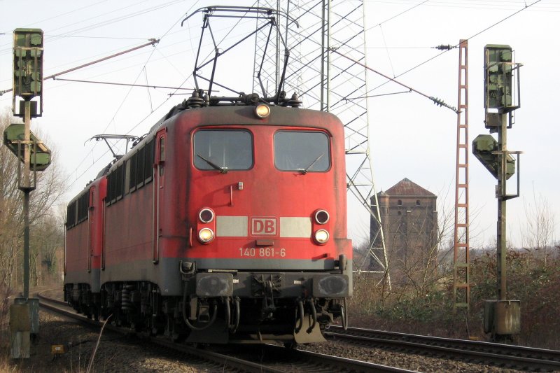 Am 25.12.2007 als Lz durch Wanne-Unser-Fritz 140 861-6 und 140 XXX; eine BR, 2 Arten Stromabnehmer. Im Hintergrund der Malakoff - Frderturm der ehemaligen Zeche Unser-Fritz, die bis zur Schlieung 1993 zum Bergwerk Consolidaion gehrte.