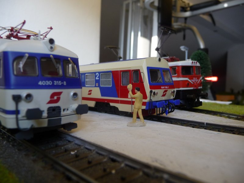 Am 25.12.2008 waren folgende Triebwagen bzw. Lokomotiven auf dem Bahnhof meiner Anlage abgestellt (von links nach recht): 4030 315-8, 5047 008-7 und 1043.01.
(Kommentare sind gerne gesehen)