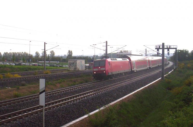 Am 2.5.2005 kam 146 030-2 gerade durch das verregnete Merzenich (bei Dren). 