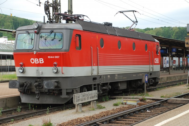 Am 2.5.2009 fuhr die 1044 087 mit einem Gterzug nach Htteldorf und wendete hier.