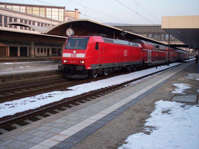 Am 25.2.2005 BR 146 117-7 mit Rb wartet auf die Abfahrt nach Frankfurt/M in Heidelberg HBF