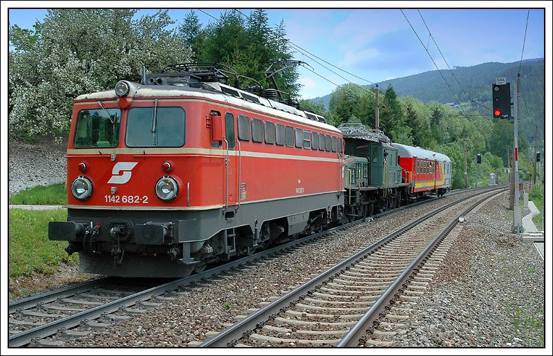 Am 25.5.2008 wurde das SBB Krokodil SBB Be 6/8 von Wien nach Mrzzuschlag berstellt, und wird dort als Dauerleihgabe im Sdbahnmuseum in Zukunft zu sehen sein. Die Aufnahme zeigt SGAG 95801, dessen Ausgangspunkt Wien Ost war, bei der Talfahrt der Semmering Sdrampe kurz vor Mrzzuschlag. 