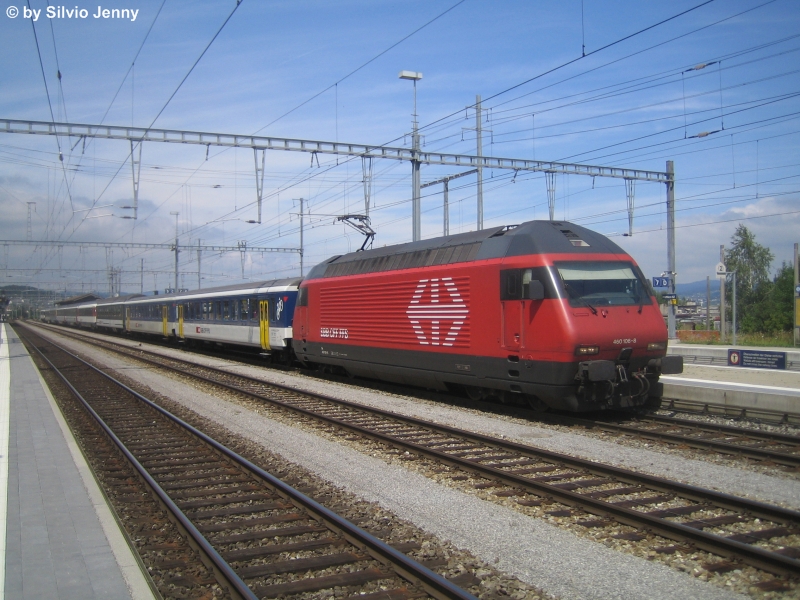Am 25.6.09 wurden am IR 1769 zwei NPZ B berfhrt. So gab es einen schnen Kontrast zwischen NPZ-Wagen und der Re 460 106-8  Munot  in Pfffikon SZ.
