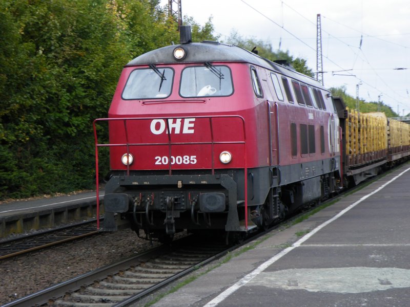 Am 25.September 2009 durchfuhr die OHE 200-085 mit einem Holzzug den Bahnhof Elze nach Kreiensen.